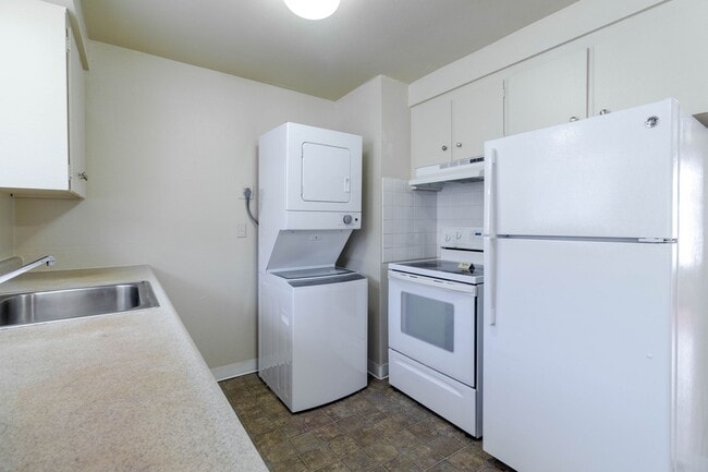 Photo - ** MOVE IN SPECIAL **Charming 2 Bedrooms 1...