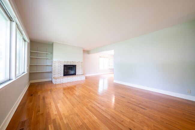 Photo - 210 Orchard St N