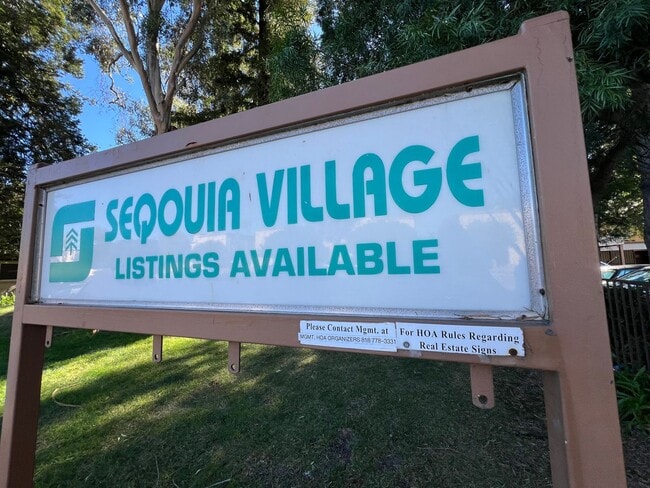 Photo - LOCATION! Move-in ready 2+2 w/parking, pool + balcony!