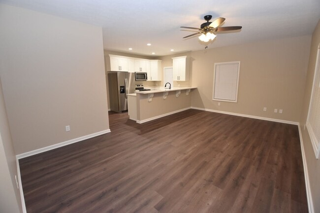 Photo - 821-833 W 7th St