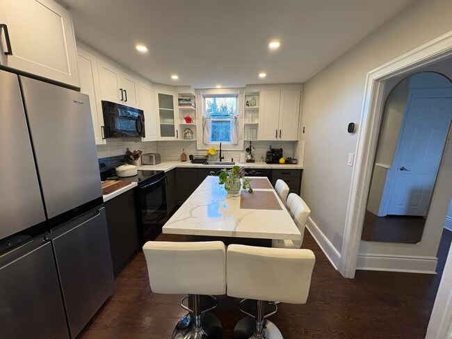 Photo - Inviting 3 Bedroom Home With 2 Parking Spots