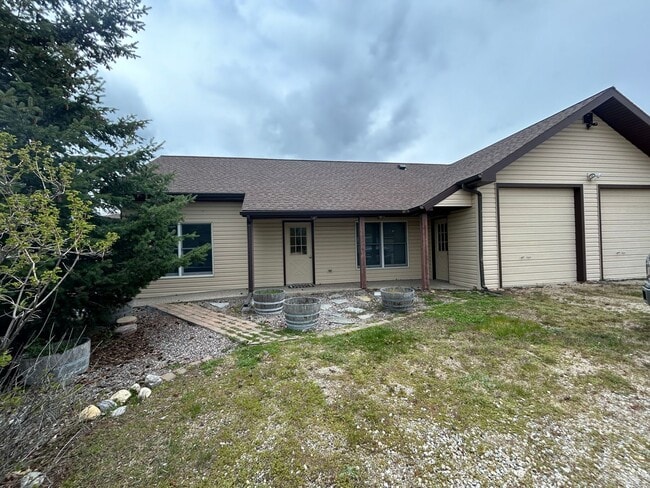 Building Photo - Charming Rental with Scenic Views!