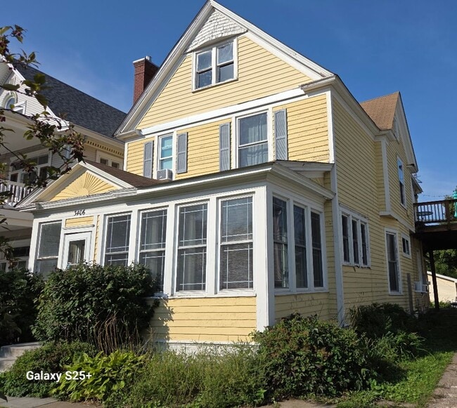 Building Photo - Large Main floor Duplex (1 Bed) Close to Uptown