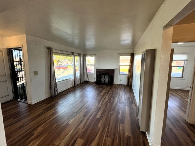 Photo - 905 W Harris St Unit 905 W Harris [PRM]: Henry]