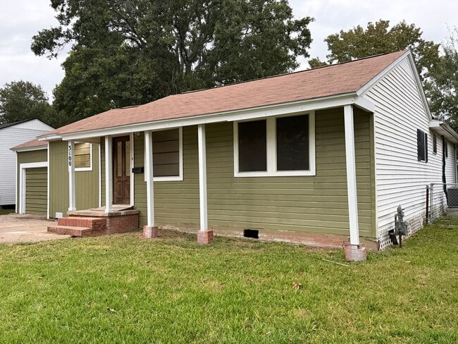 Building Photo - 3 Bedroom, 2 Bathroom Home for Rent in Groves, Tx