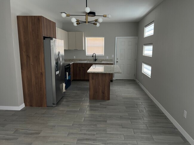 Photo - 521 N Delaware St