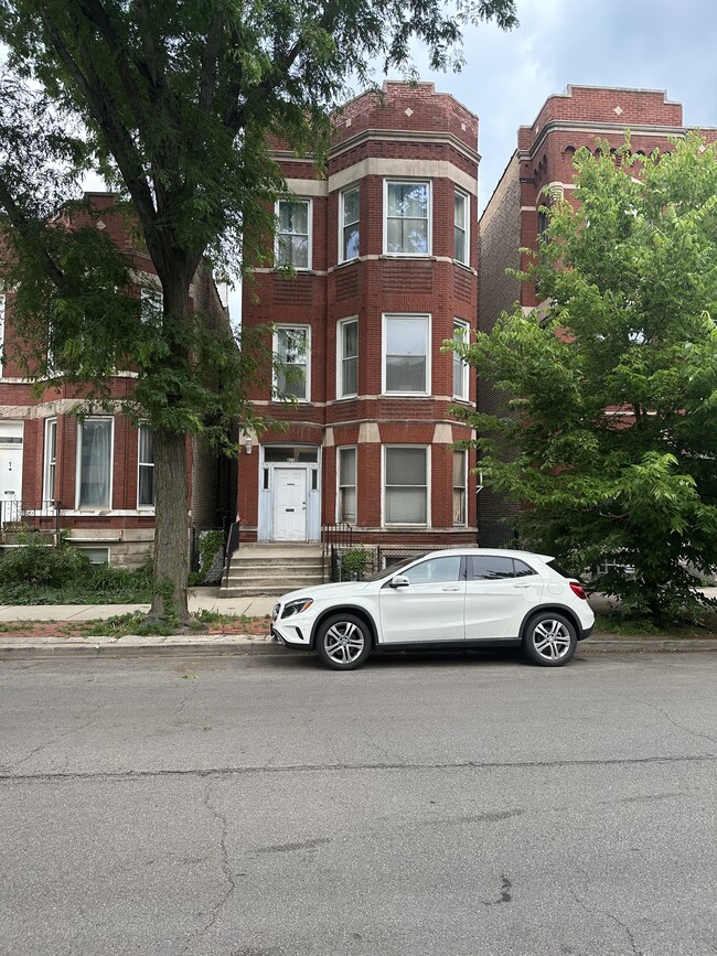 Outside Front - 825 S Laflin St Apartments Unit 3