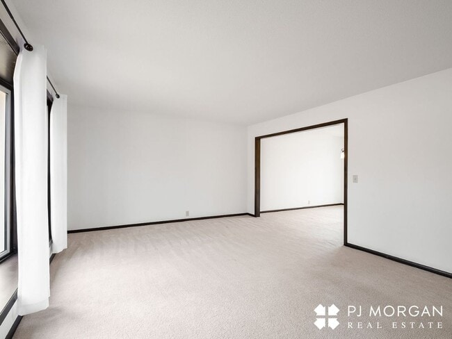 Building Photo - 3 Bed 3 Bath Duplex - Available now Rental