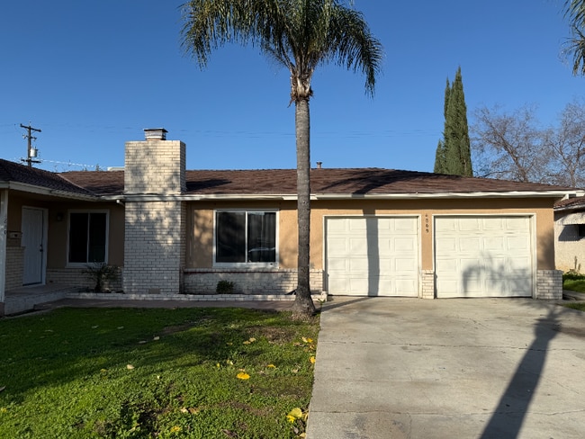 Building Photo - 4869 E Simpson Ave