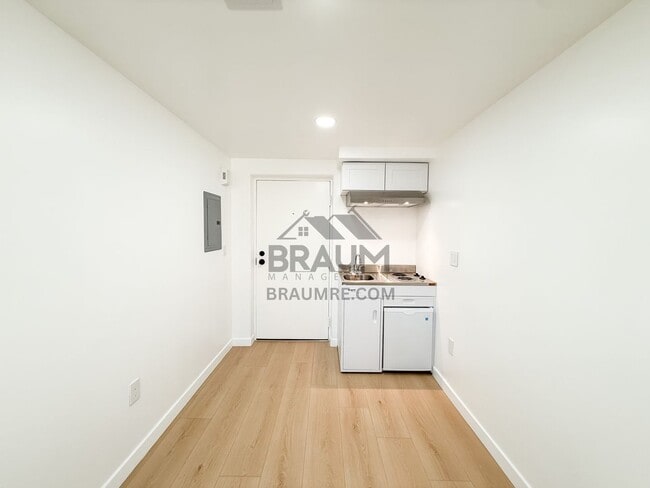 Building Photo - 4404 Stern Ave Unit 7