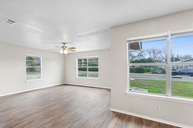 Building Photo - 101/103 Lockhart St. Unit 101