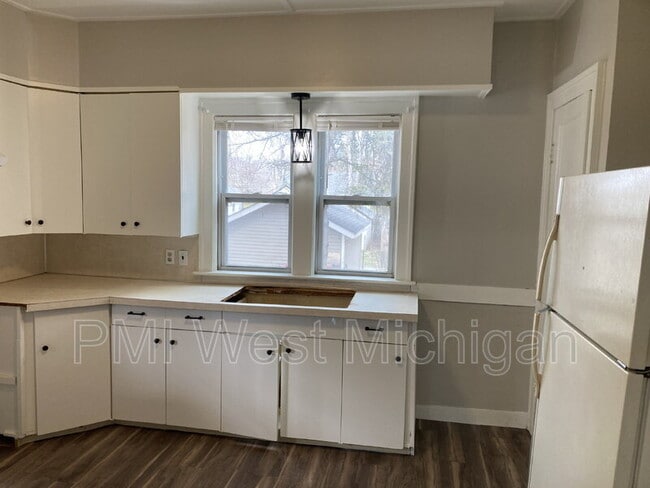 Photo - 337 Cedar St NE