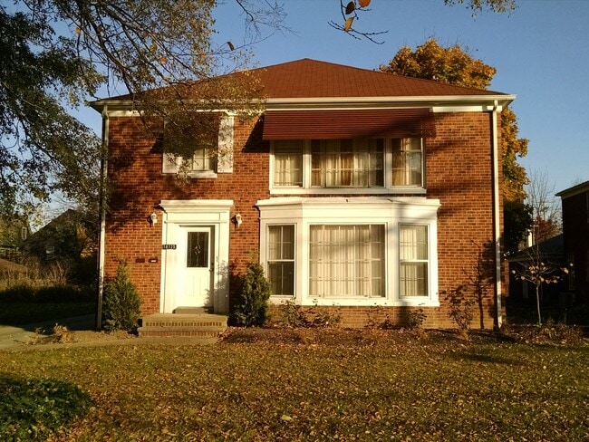 Building Photo - 18725 Chagrin Blvd Unit UP