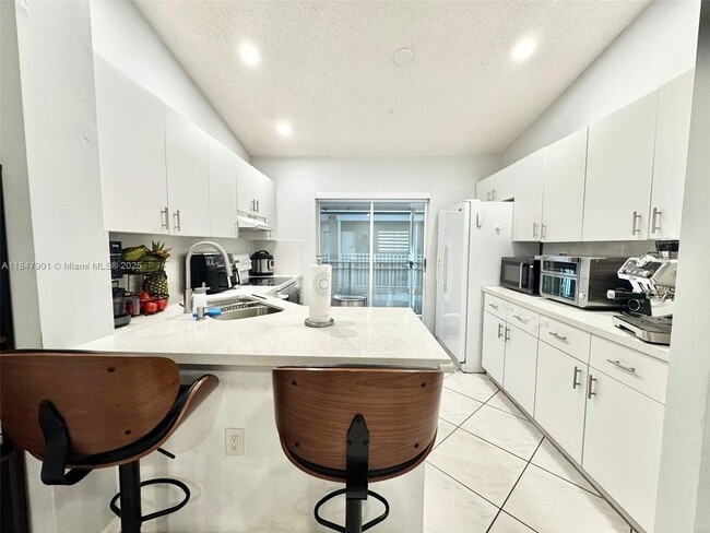 Building Photo - 2527 W 76th St Unit 212 Rental