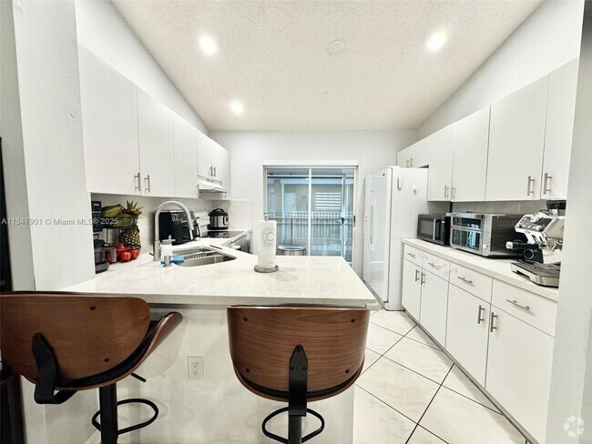 Building Photo - 2527 W 76th St Unit 212 Rental