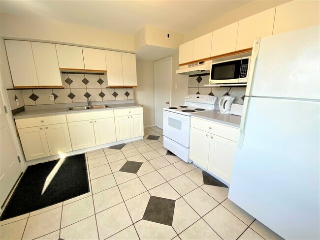 Building Photo - 24 Little Wedeene St Unit 1