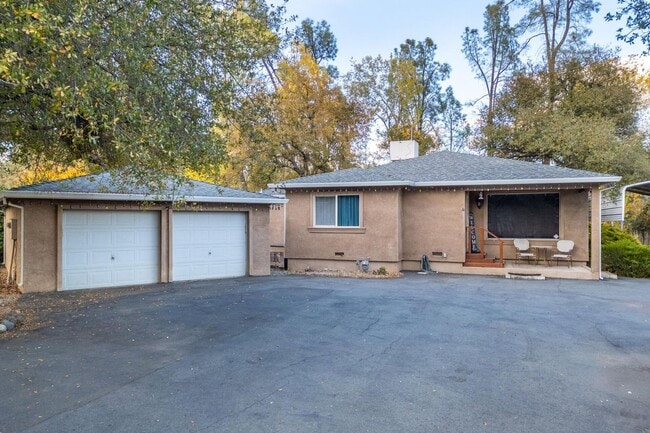 3-bedroom, 2-bathroom home private setting! - 3-bedroom, 2-bathroom home private setting!