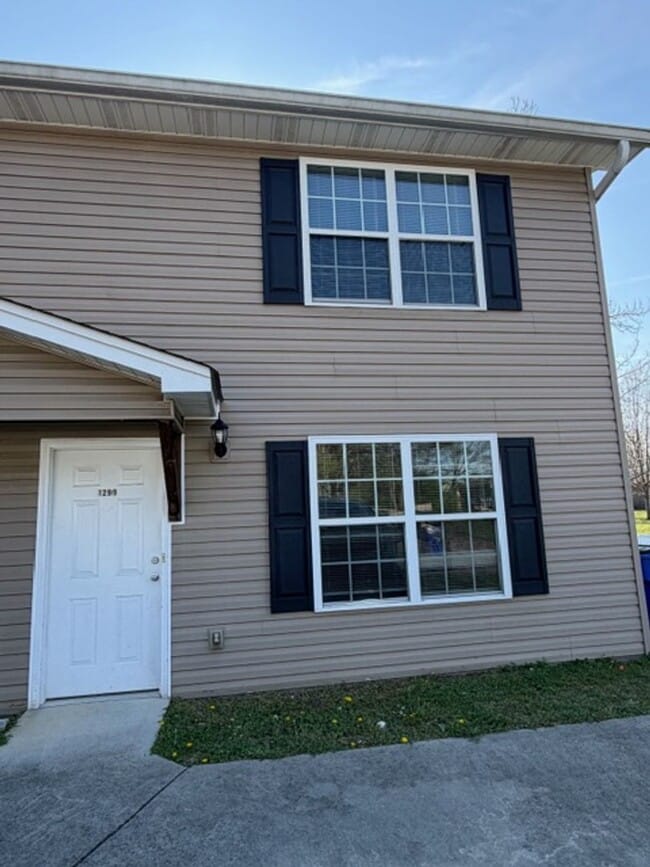 Building Photo - 1299 Pond St SE Unit 1299 Pond Street