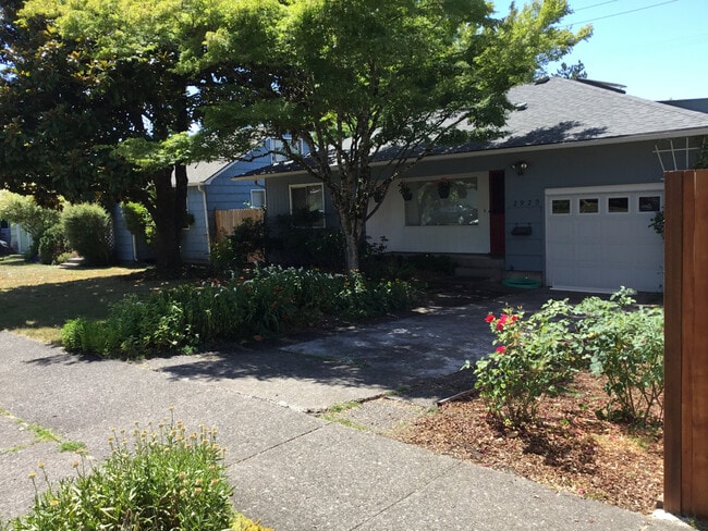 Building Photo - Great 3 Bedroom, 1.5 Bathroom Home in SE Eugene