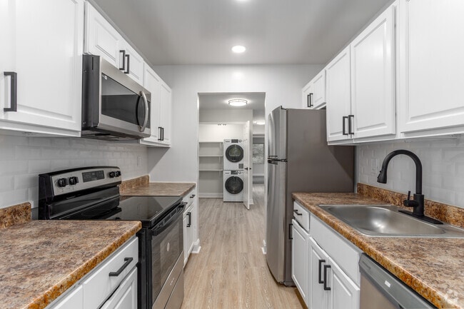 2BR, 1.5BA - 1000SF - Lighthouse Hill Apartments