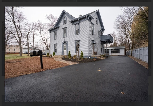 Building Photo - 298-300 N Bridge St Rental