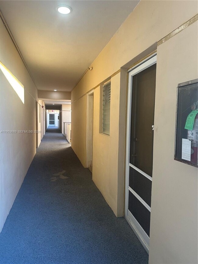 Building Photo - 9175 SW 77th Ave Unit 304