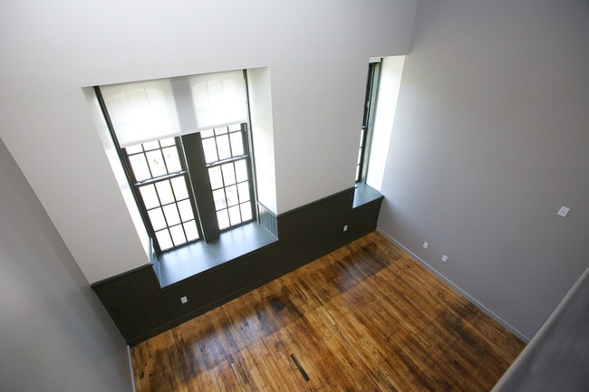 Studio Loft + Den - Mill No. 1 Apartments