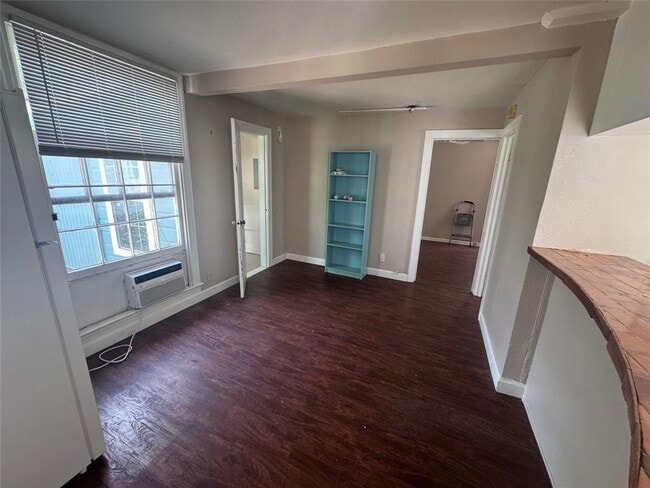 Photo - 711 W 35th St