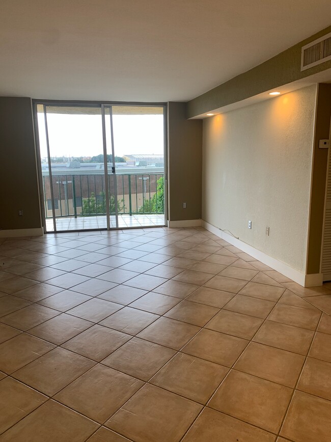 Living room - 9310 Fontainebleau Blvd Unit 515