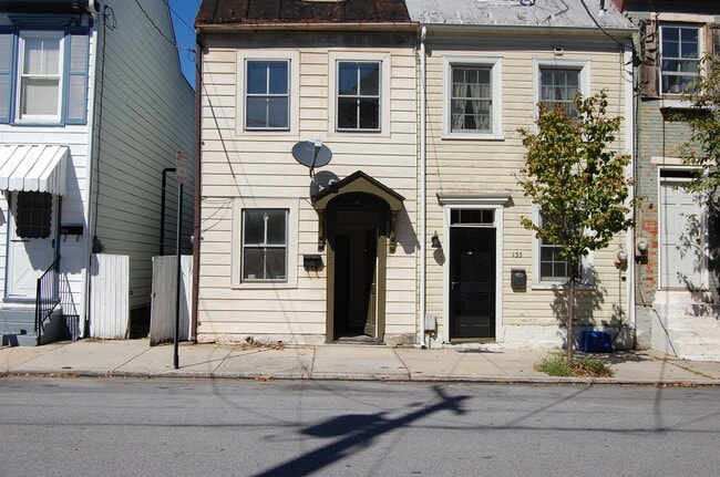 Building Photo - 2 bedroom 1 bathroom located in the heart of Carlisle