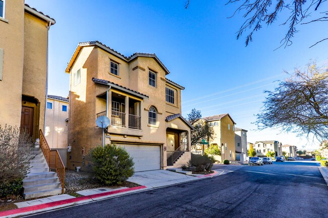 Photo - Beautiful 3 Bed Home With 3 Full Baths And Bed and Full Bath On 1st Floor