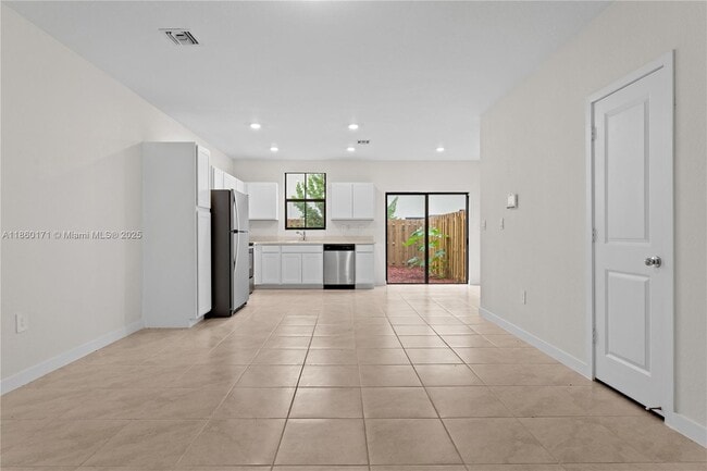 Building Photo - 433 NE 12th St Rental