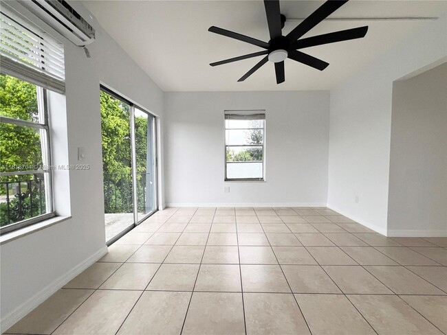 Building Photo - 5990 NE 4th Ct Unit 4 Rental