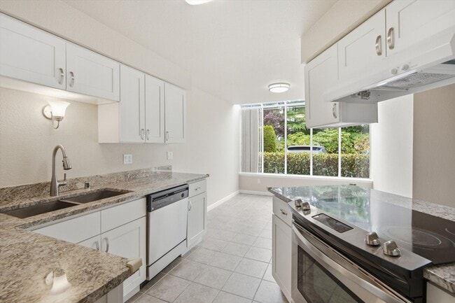 Building Photo - 2 bed 2 bath close to freeway