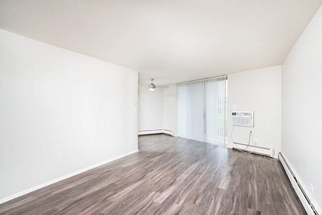 1BR, 1BA - 945SF - Living Room - The Reserve on Washington