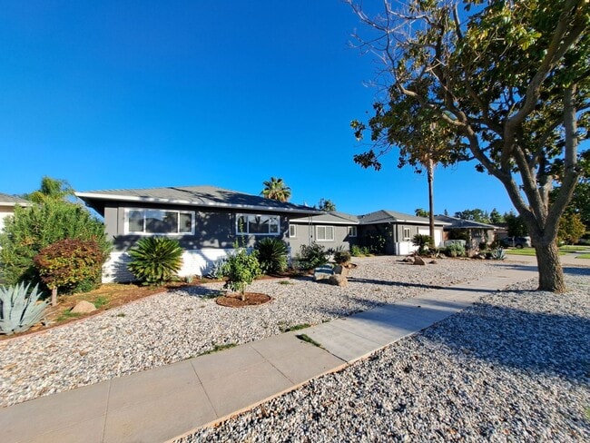 Building Photo - Beautiful 6-Bedroom Home with Pool & Outdo...