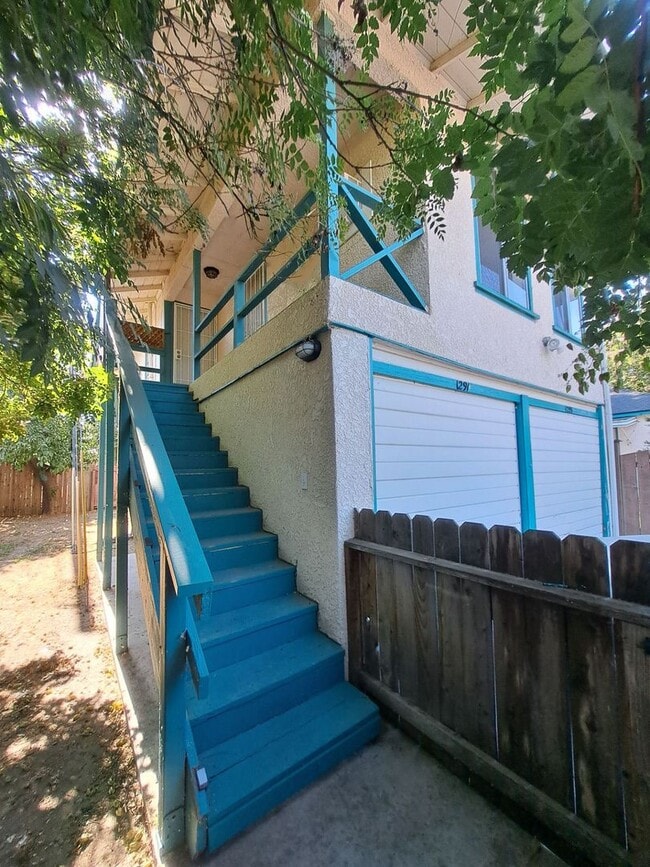 Building Photo - 1291-1295 N. Fruit Ave. (Duplex) Unit 1291