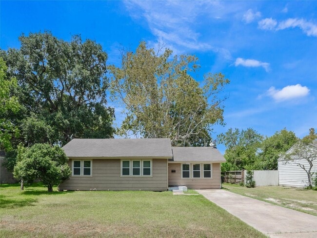 Building Photo - 1116 2nd St Rental