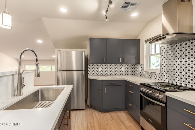 Building Photo - 125 N 11th Ave Unit B