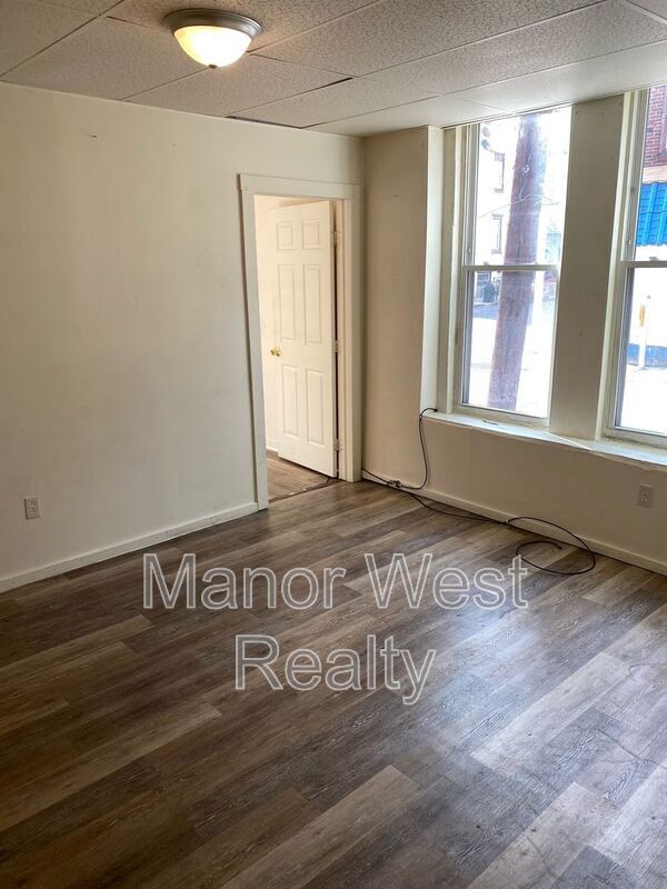 Building Photo - 218 W Market St Rental
