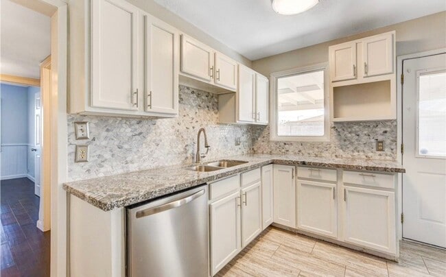 Photo - 1932 Hassett Ave