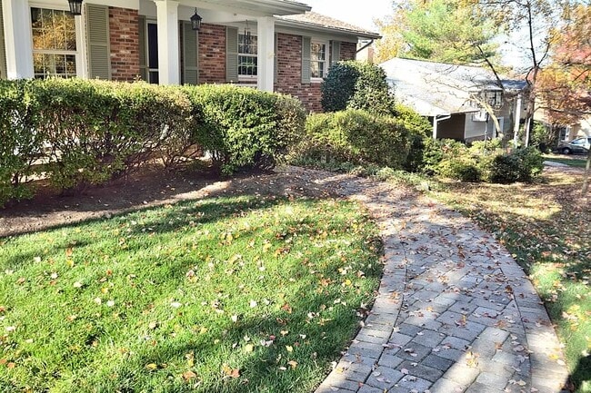 Photo - 610 John Marshall Dr NE