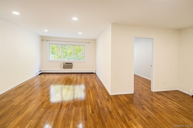 Building Photo - 21-22 Menahan St Unit 3