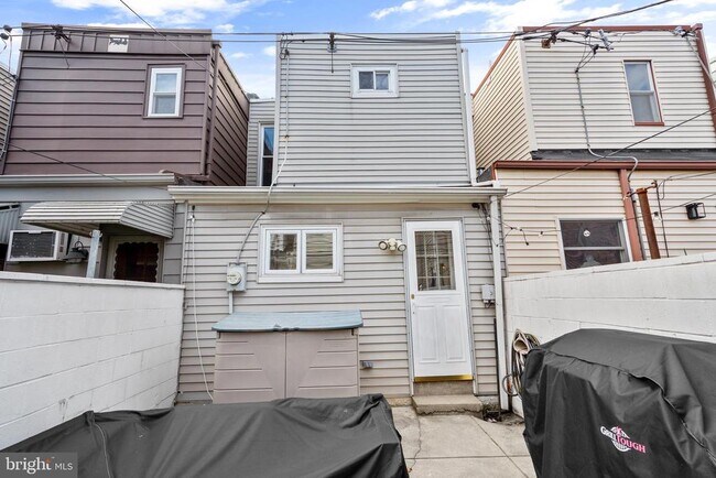 Building Photo - 207 Daly St