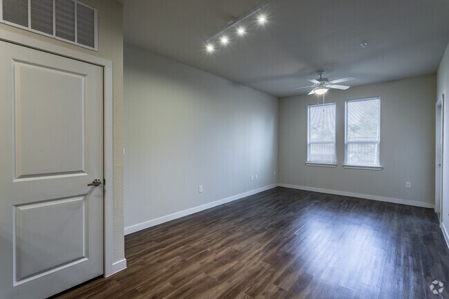 1BR, 1BA - 658SF