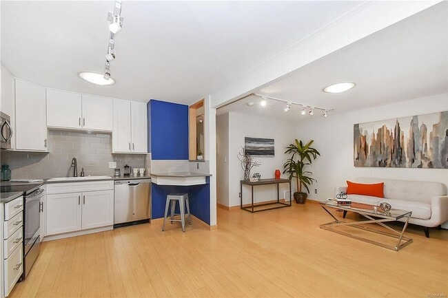Building Photo - HIGHLY DESIRABLE West Pearl 2 Bed 1 Bath Top Floor Condo-Available August 5th!