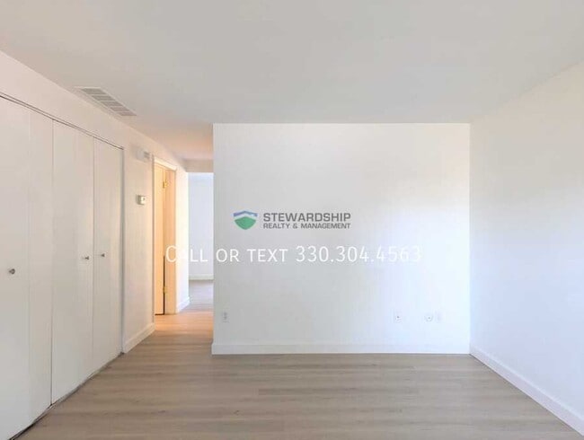 Photo - 376 Oak Mnr Ave NE