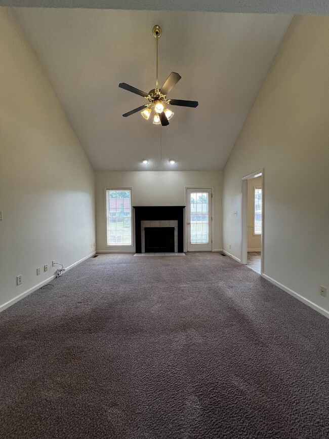 Charming 3 Bed, 2.5 Bath Home in Clarksvil... - Charming 3 Bed, 2.5 Bath Home in Clarksvil...