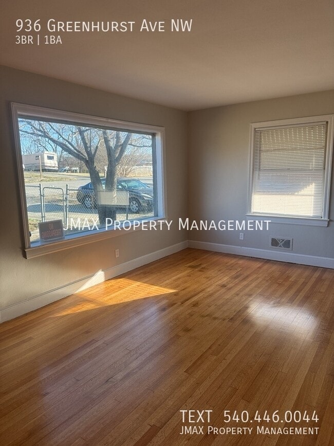 Photo - 936 Greenhurst Ave NW