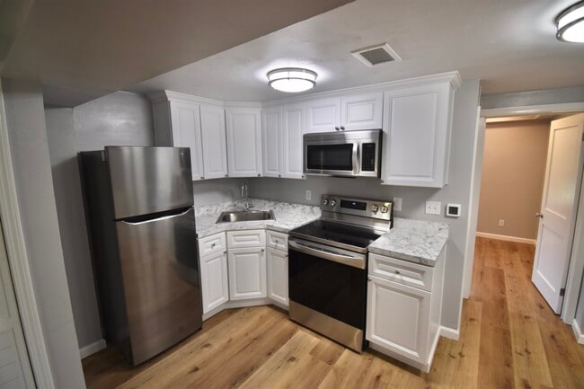 Photo - 437 W 6th Ave